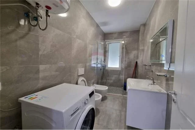 Tirane, jepet me qera apartament 2+1+A+BLK Kati 5, 127 m² 850 Euro (Rruga Kroit)