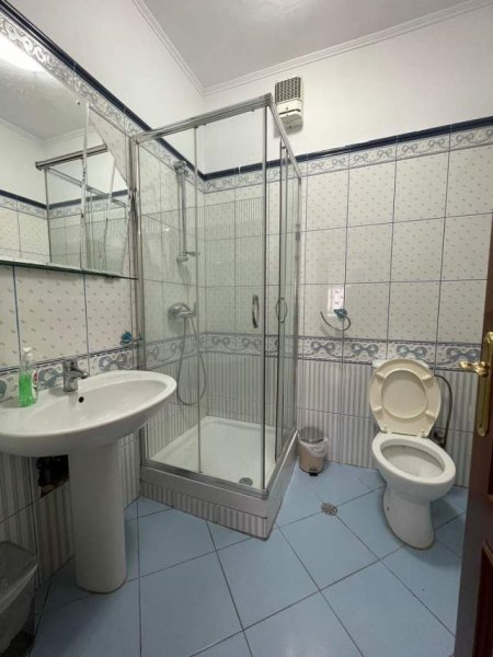 Tirane, jepet me qera apartament 3+1+BLK Kati 3, 130 m² 1.000 Euro (Afer stadiumit Air Albania)