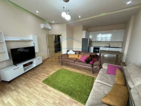 Tirane, jepet me qera apartament 2+1 Kati 9, 125 m² 500 Euro (UNAZA E RE)