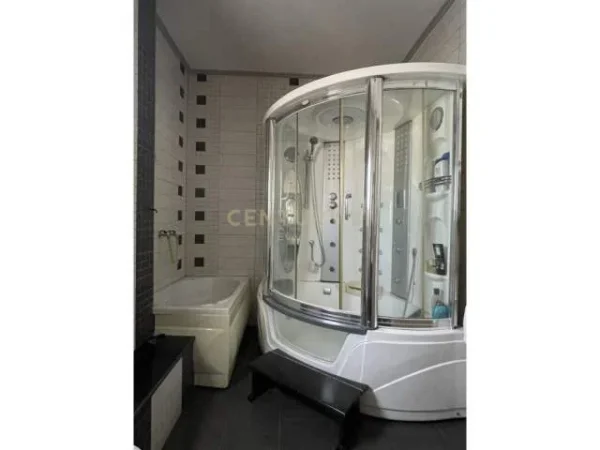 Tirane, jepet me qera apartament 243 m² 1.000 Euro (shkollla e baletit)