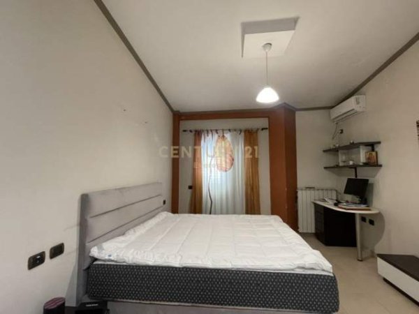 Tirane, jepet me qera Penthouse 4+1+A+BLK Kati 7, 245 m² 1.000 Euro