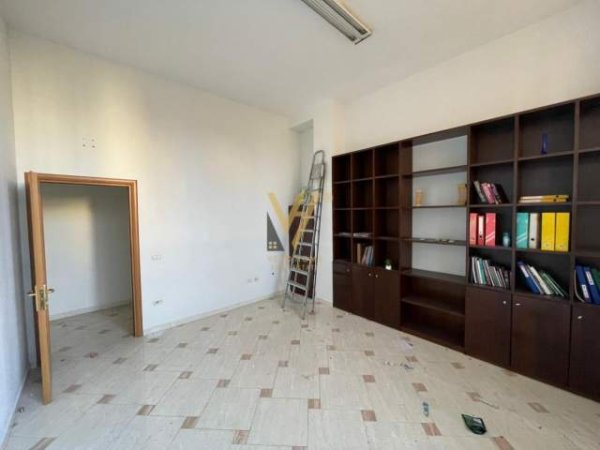 Tirane, jepet me qera zyre Kati 1, 230 m² 1.500 Euro (BRRYLI)