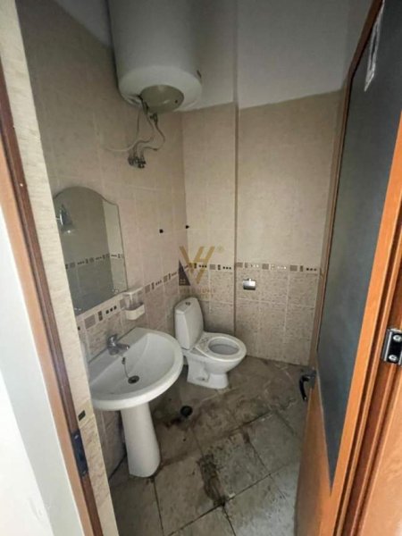 Tirane, jepet me qera zyre Kati 1, 230 m² 1.500 Euro (BRRYLI)