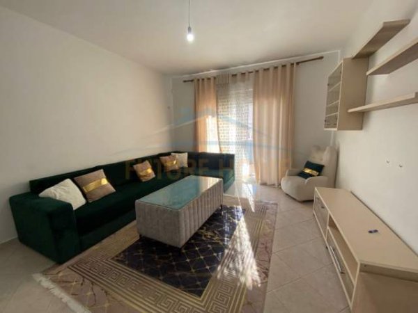 Tirane, jepet me qera apartament 2+1 Kati 8, 110 m² 420 Euro (UNAZA E RE)