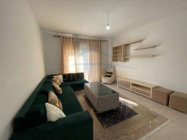 Tirane, jepet me qera apartament 2+1 Kati 8, 110 m² 420 Euro (UNAZA E RE)