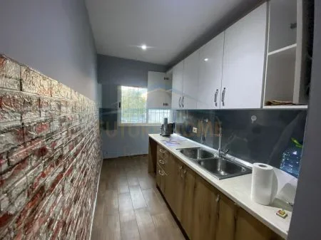 Tirane, jepet me qera apartament 1+1 Kati 2, 60 m² 320 Euro (RRUGA E KAVAJES)