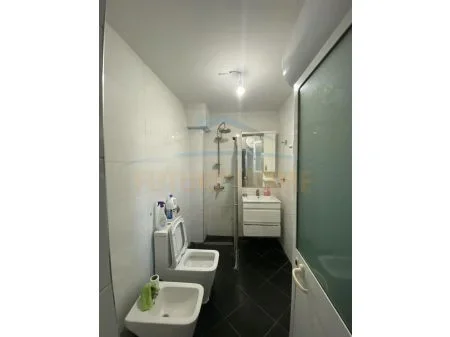 Tirane, jepet me qera apartament 1+1 Kati 2, 60 m² 320 Euro (RRUGA E KAVAJES)