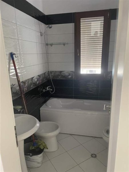 Tirane, jepet me qera Penthouse 2+1 Kati 5, 202 m² 600 Euro (Kopshti Botanik)