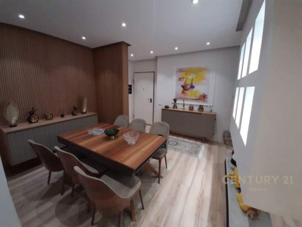 Tirane, jepet me qera apartament 2+1+A+BLK Kati 5, 153 m² 2.800 Euro (qender)