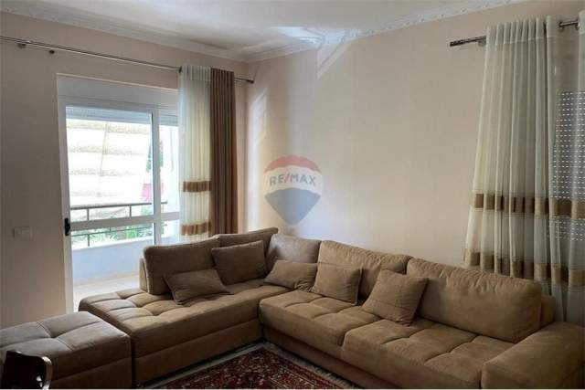 Tirane, jepet me qera apartament 2+1 Kati 2, 92 m² 500 Euro (Komuna e Parisit)