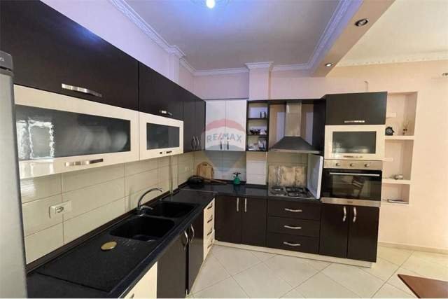 Tirane, jepet me qera apartament 2+1 Kati 2, 92 m² 500 Euro (Komuna e Parisit)