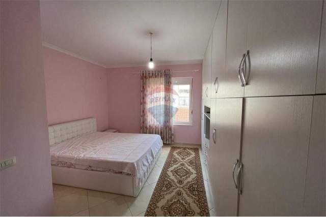 Tirane, jepet me qera apartament 2+1 Kati 2, 92 m² 500 Euro (Komuna e Parisit)