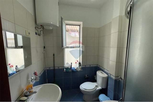 Tirane, jepet me qera apartament 2+1 Kati 2, 92 m² 500 Euro (Komuna e Parisit)