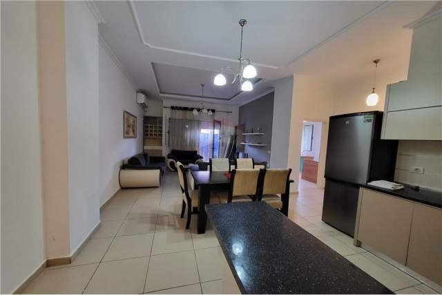 Tirane, jepet me qera apartament 3+1 Kati 2, 123 m² 400 Euro (Kopshti Botanik)