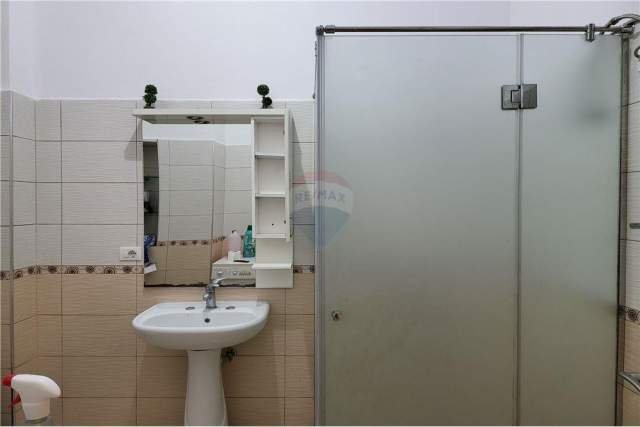 Tirane, jepet me qera apartament 3+1 Kati 2, 123 m² 400 Euro (Kopshti Botanik)