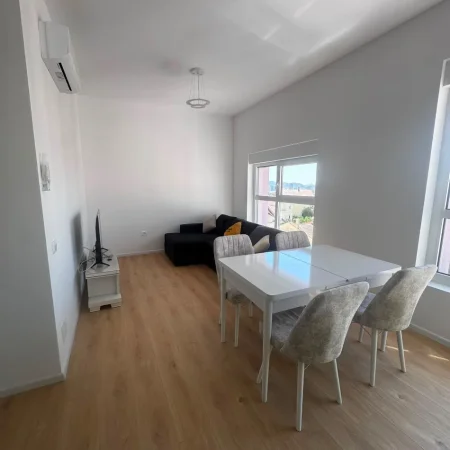 Tirane, jepet me qera apartament 1+1 Kati 3, 70 m² 550 € (ALI DEMI)