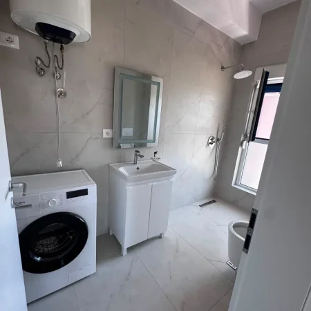 Tirane, jepet me qera apartament 1+1 Kati 3, 70 m² 550 € (ALI DEMI)