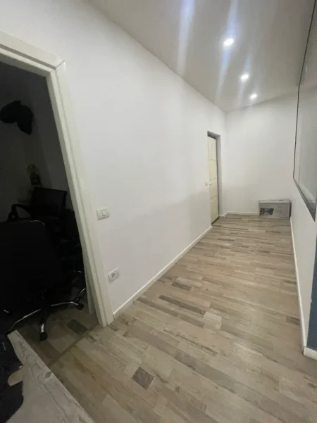 Tirane, jepet me qera zyre Kati 4, 110 m² 1.470 € (Sheshi Willson)
