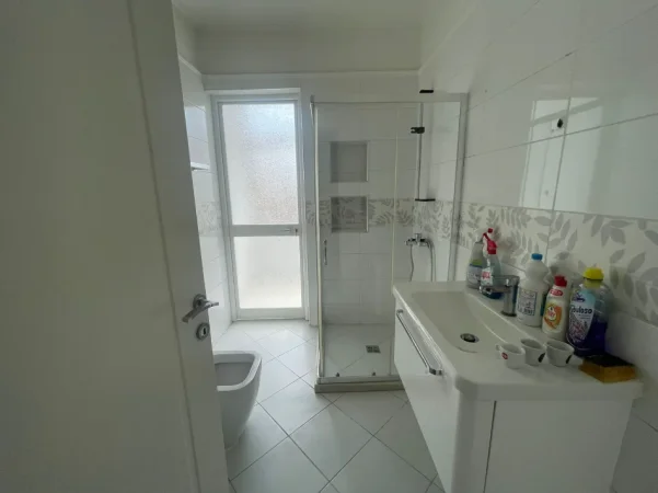 Tirane, jepet me qera zyre Kati 4, 110 m² 1.470 € (Sheshi Willson)