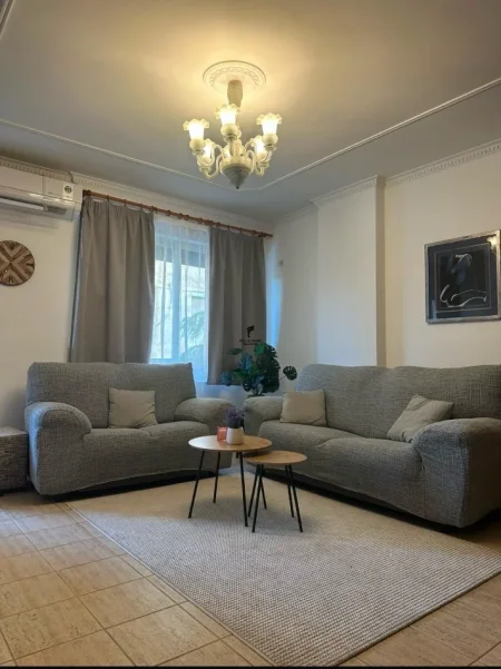 Tirane, jepet me qera apartament 1+1 Kati 3, 70 m² 650 € (QENDER)
