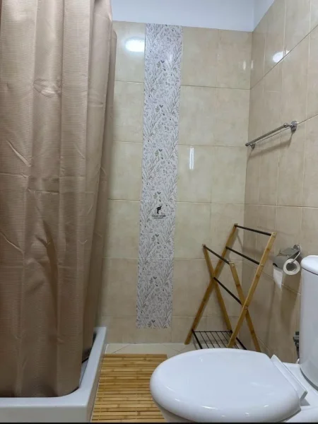 Tirane, jepet me qera apartament 1+1 Kati 3, 70 m² 650 € (QENDER)