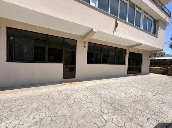 Tirane, jepet me qera ambjent biznesi Kati 0, 220 m² 1.000 € (Berzhite)