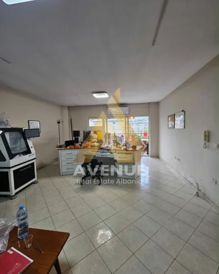 Tirane, shitet apartament 2+1+Ballkon Kati 3, 103 m² 215.000 € (Rruga Irfan Tomini)