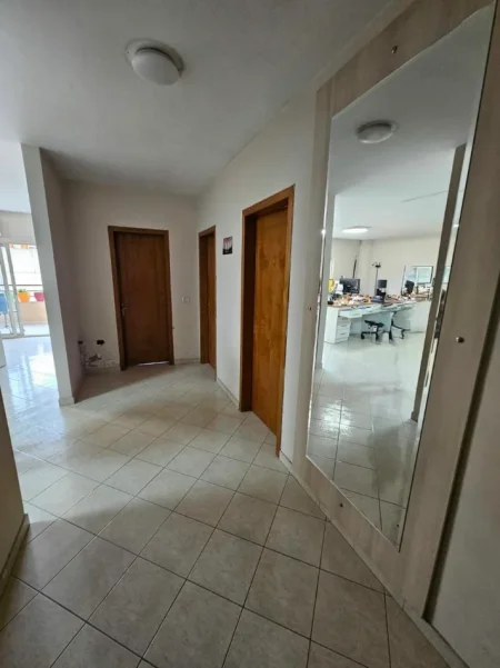 Tirane, shitet apartament 2+1+Ballkon Kati 3, 103 m² 215.000 € (Rruga Irfan Tomini)
