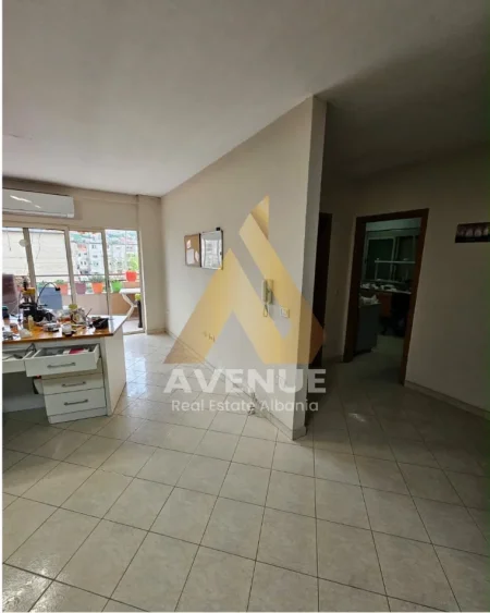 Tirane, shitet apartament 2+1+Ballkon Kati 3, 103 m² 215.000 € (Rruga Irfan Tomini)