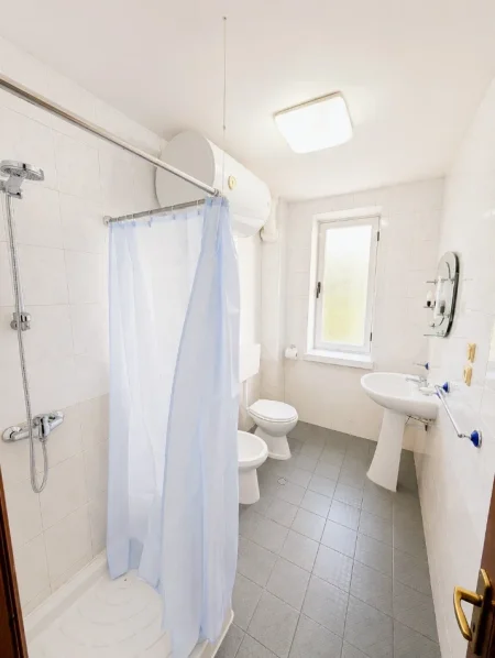 Tirane, jepet me qera apartament 2+1+Ballkon Kati 1, 90 m² 520 € (afer shkolles Ali Demi)