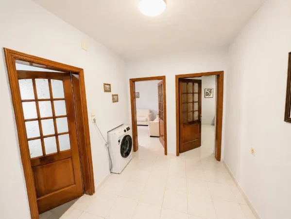 Tirane, jepet me qera apartament 2+1+Ballkon Kati 1, 90 m² 520 € (afer shkolles Ali Demi)