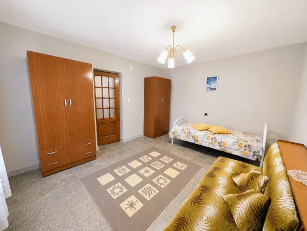 Tirane, jepet me qera apartament 2+1+Ballkon Kati 1, 90 m² 520 € (afer shkolles Ali Demi)
