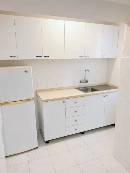 Tirane, jepet me qera apartament 2+1+Ballkon Kati 1, 90 m² 520 € (afer shkolles Ali Demi)