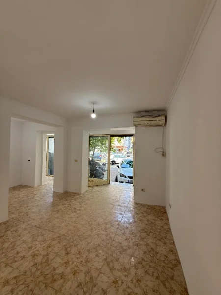 Tirane, shitet dyqan + garsonier Kati 0, 63 m² 195.000 € (Poliklinika 9)