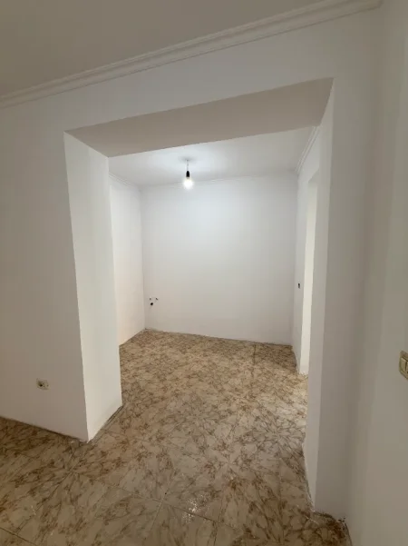 Tirane, shitet dyqan + garsonier Kati 0, 63 m² 195.000 € (Poliklinika 9)