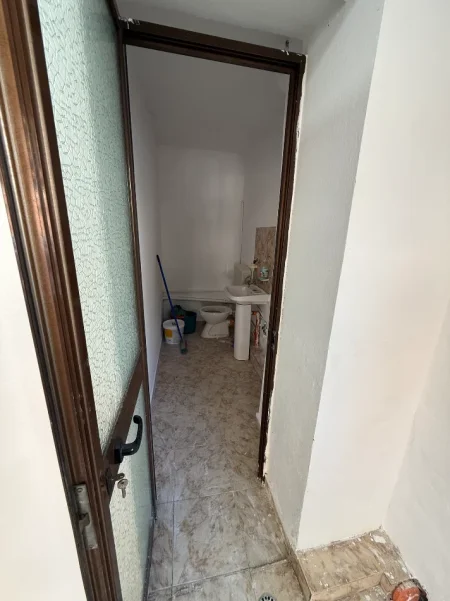 Tirane, shitet dyqan + garsonier Kati 0, 63 m² 195.000 € (Poliklinika 9)