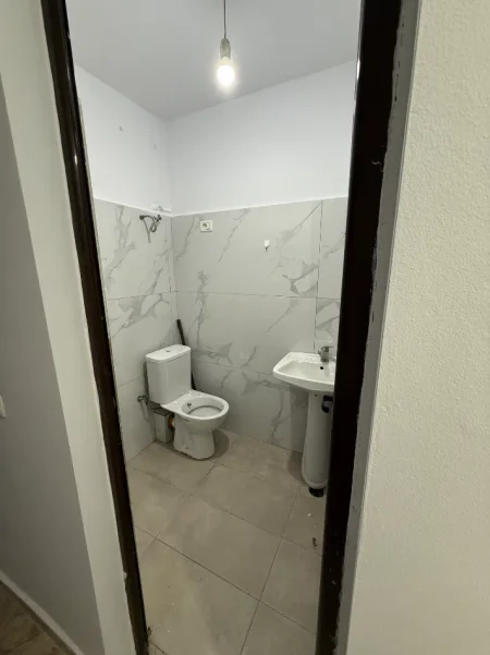 Tirane, shitet dyqan + garsonier Kati 0, 63 m² 195.000 € (Poliklinika 9)