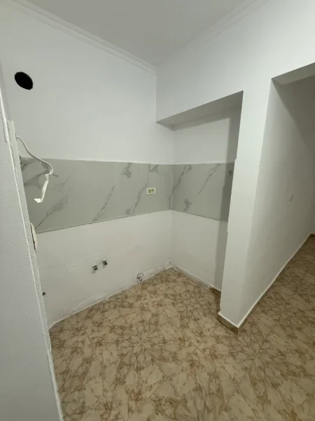 Tirane, shitet dyqan + garsonier Kati 0, 63 m² 195.000 € (Poliklinika 9)