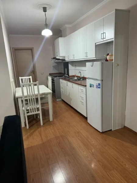 Tirane, jap me qera apartament 1+1+Ballkon Kati 6, 60 m² 600 € (21 Dhjetori, afer hotel Mondial)