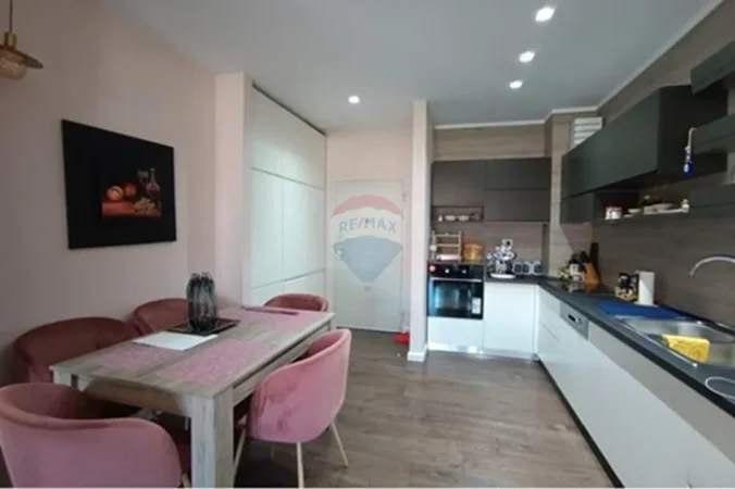 Tirane, jepet me qera apartament , 92 m² 750 € 