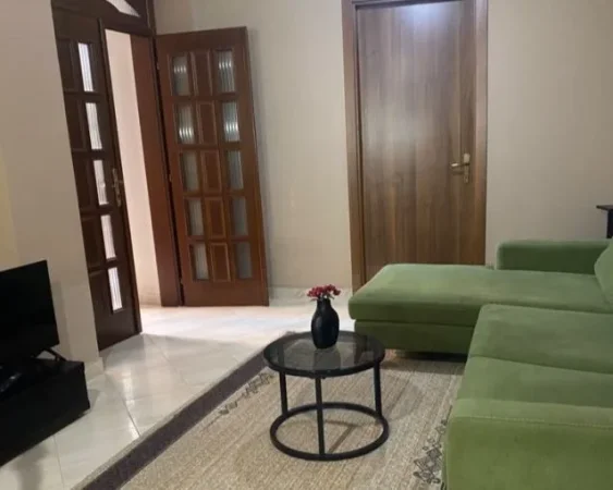 Tirane, jepet me qera apartament 1+1+Aneks+Ballkon Kati 1, 80 m² 500 € (medreseja)