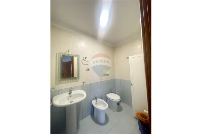 Tirane, jepet me qera apartament , 185 m² 2.130 € 