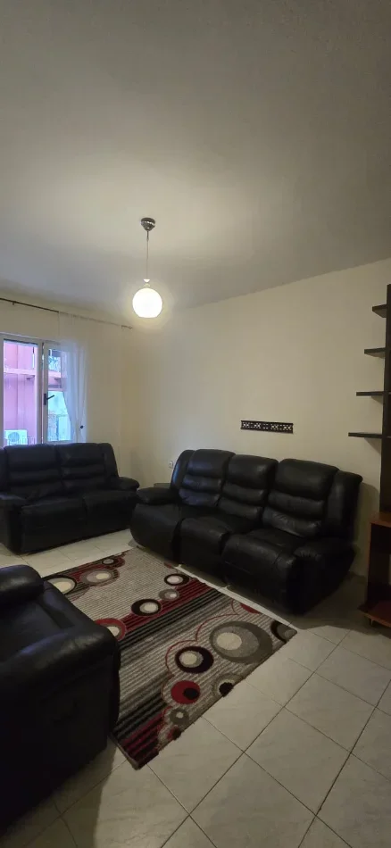 Tirane, jepet me qera apartament 1+1 , 500 € (rruga e kavajes , 21 Dhjetori)