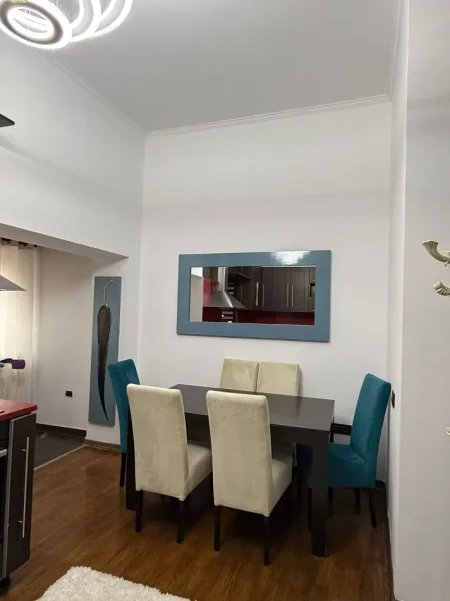 Tirane, jepet me qera apartament 2+1 Kati 4, 120 m² 1.000 € (Qender , sheshi skenderbej)