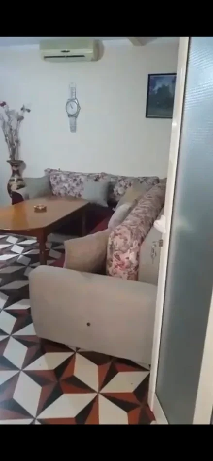 Tirane, jepet me qera apartament 1+1 Kati 2, 65 m² 300 € (Rruga Sadik Kaceli)
