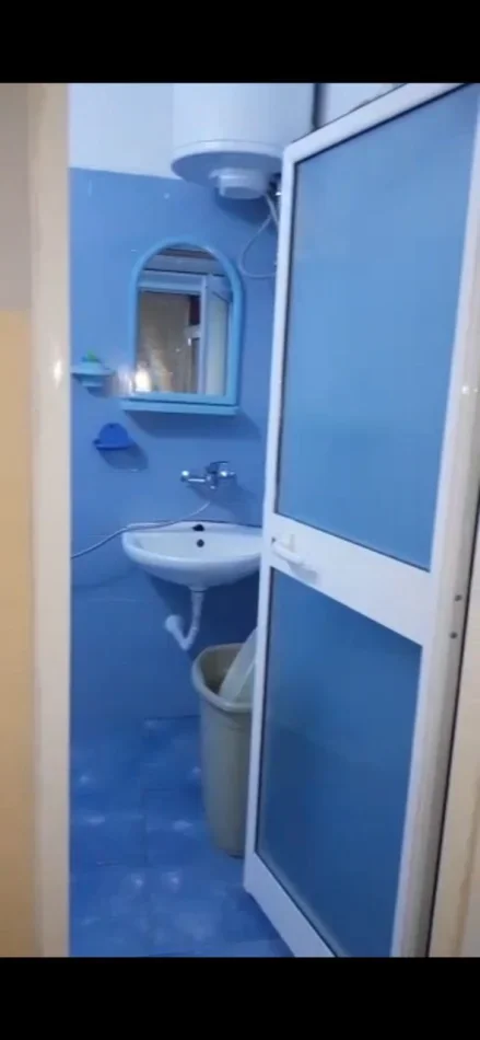 Tirane, jepet me qera apartament 1+1 Kati 2, 65 m² 300 € (Rruga Sadik Kaceli)