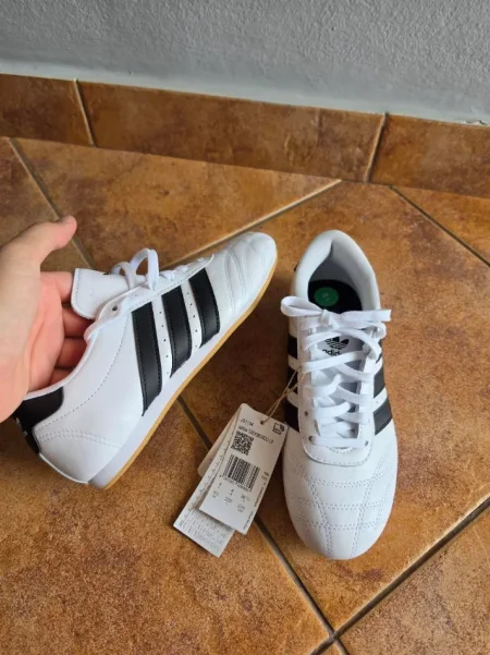 Tirane, shes Atlete origjinale Adidas nr 36 Jane te reja 55 €