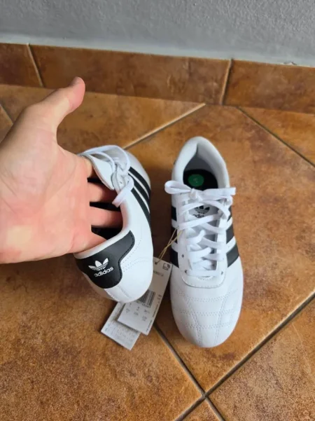 Tirane, shes Atlete origjinale Adidas nr 36 Jane te reja 55 €
