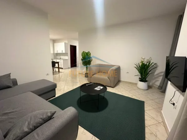 Tirane, jepet me qera apartament 2+1+Ballkon Kati 4, 93 m² (Unaza e Re)