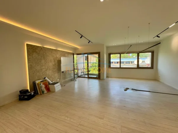 Tirane, jepet me qera ambjent biznesi Kati 2, 118 m² 2.200 € (Stadiumi Arena)